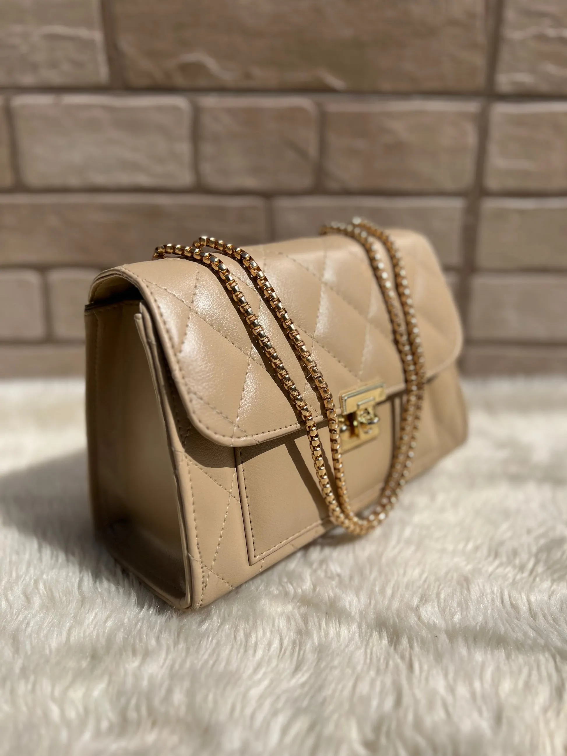 Cross body bag with golden chain